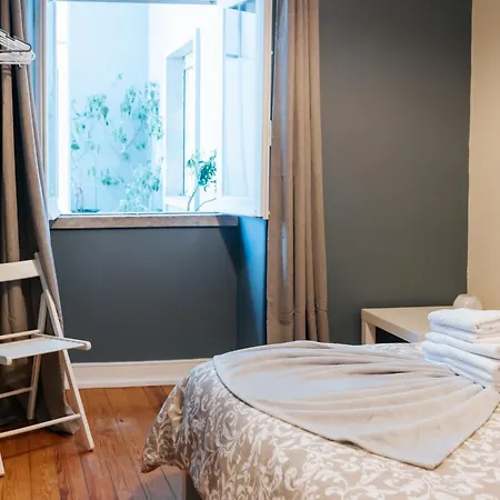 Aquilla Family 204 Lisbon